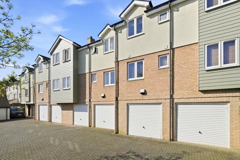 2 bed property, in Trinity Street, £260,000