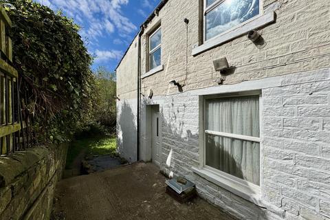 3 bed property, in Almondbury Bank, £130,000