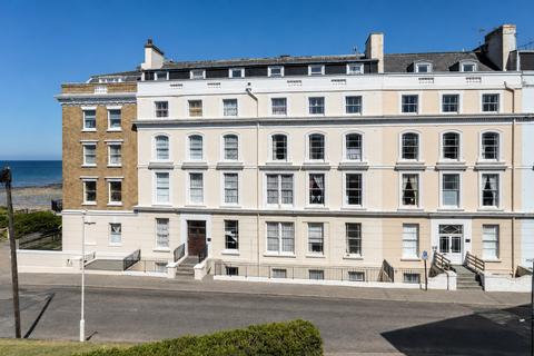 2 bed property, in Hollywood Court, £180,000