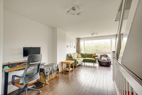 3 bed property, in Purwell Walk, £325,000