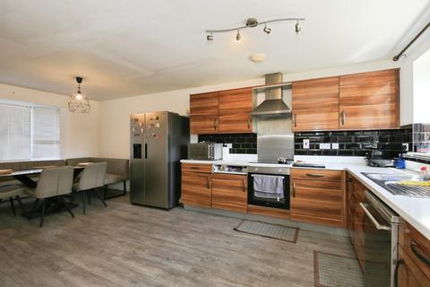 4 bed property, in Everest Way, £350,000