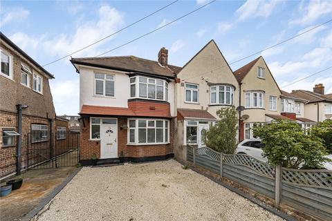 4 bed property, in Hall Road, £625,000