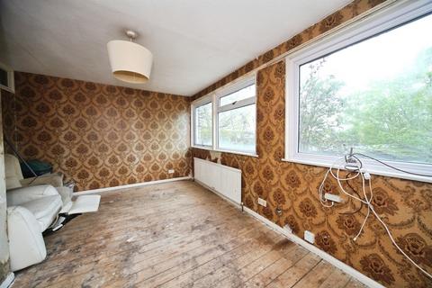 4 bed property, in Axe Close, £275,000