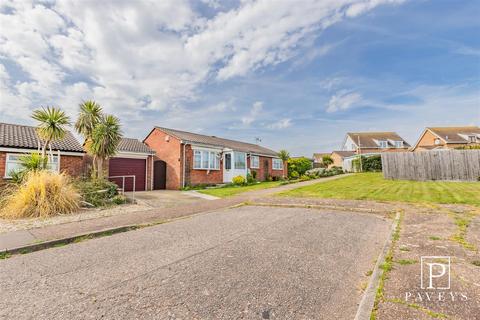 3 bed property, in Burnham Close, £360,000