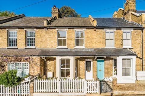 3 bed property, in Avenue Road, £735,000