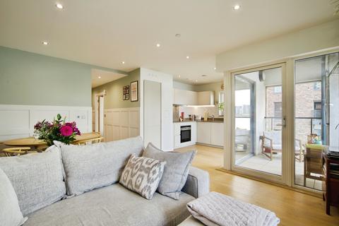 1 bed property, in 35 Ovex Close, £425,000