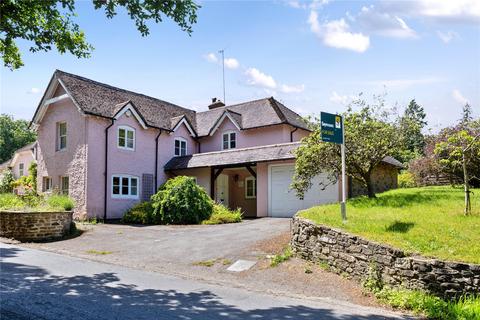 3 bed property, in Churt, £725,000