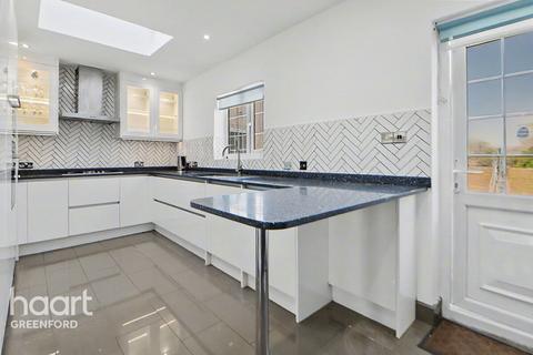 4 bed property, in Pembroke Road, £699,950