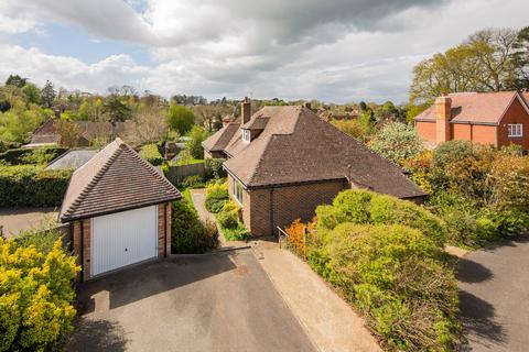 3 bed property, in Sparrows Green, £650,000