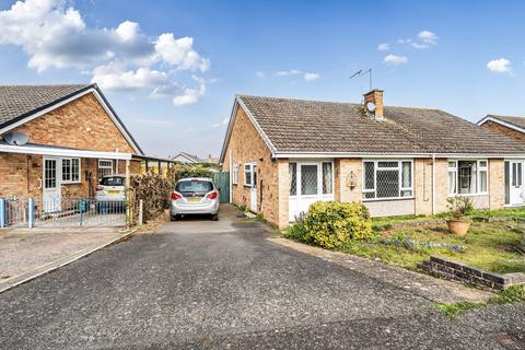 2 bed property, in Willow Drive, £200,000