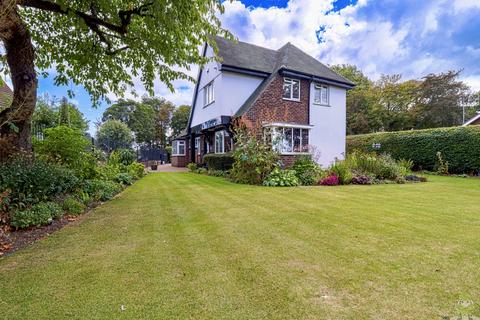 4 bed property, in 1 Lawn Drive, £750,000
