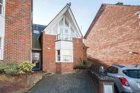 3 bed property, in Waterloo Road, £675,000