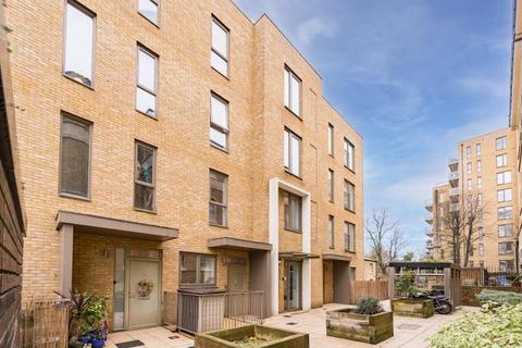 1 bed property, in Richard Trees Way, £300,000