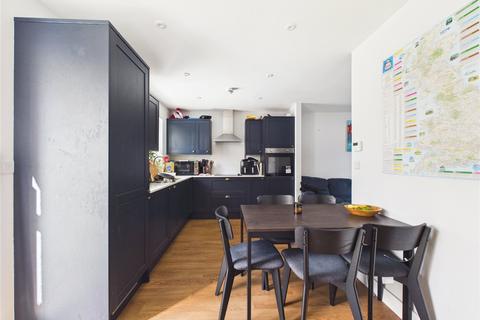 5 bed property, in Woodbine Road, £400,000