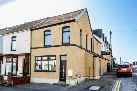 3 bed property, in Marlborough Road, £300,000