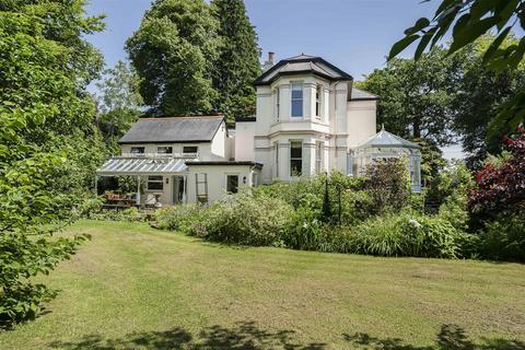 6 bed property, in Yelverton, £925,000