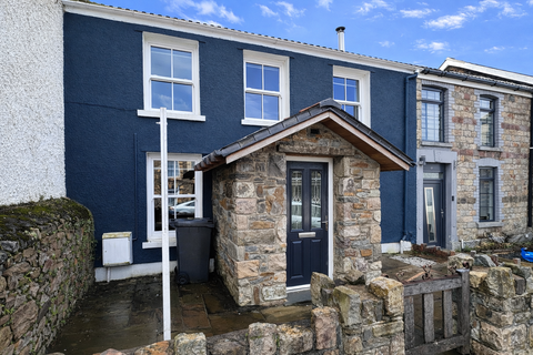3 bed property, in Commercial Street, £240,000