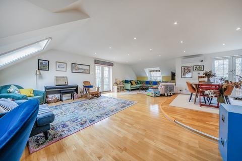 3 bed property, in Old Canal Mews, £800,000