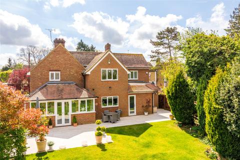 4 bed property, in Sharpenhoe Road, £850,000