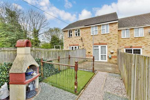 2 bed property, in Anne Boleyn Close, £175,000