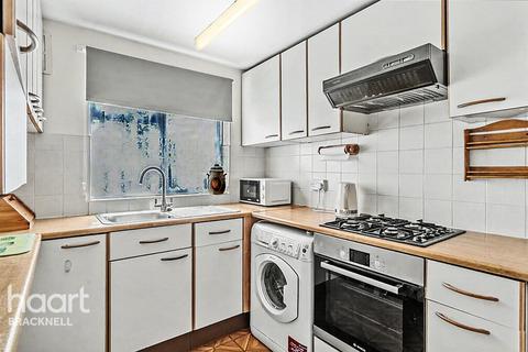 2 bed property, in Deepfield Road, £200,000