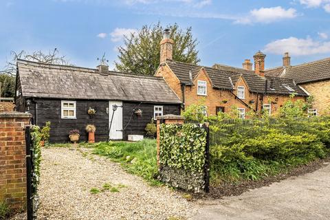 5 bed property, in Orchard Road, £525,000