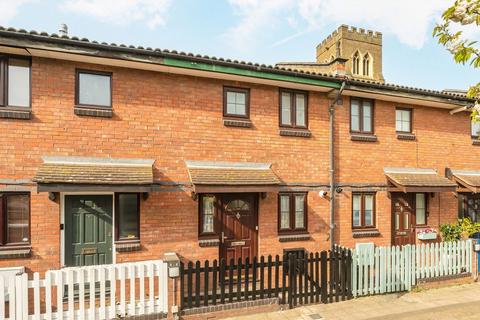1 bed property, in Brudenell Road, £400,000
