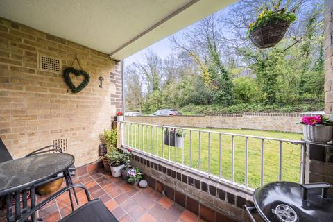 1 bed property, in Waterslade, £230,000