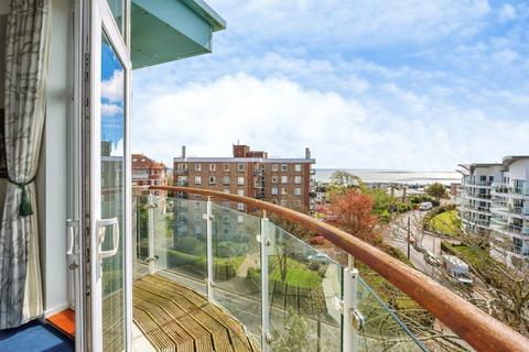 2 bed property, in Breeze, £360,000