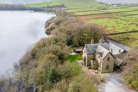 5 bed property, in Blackmoorfoot, £800,000