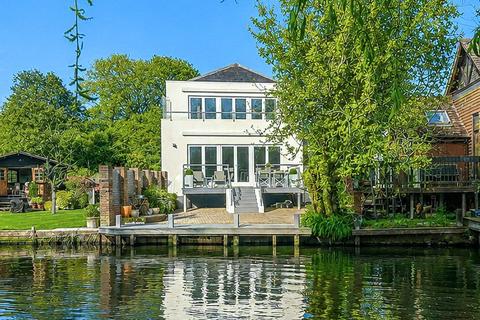 2 bed property, in Bridge Street, £800,000