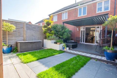 3 bed property, in Blackburn Way, £290,000