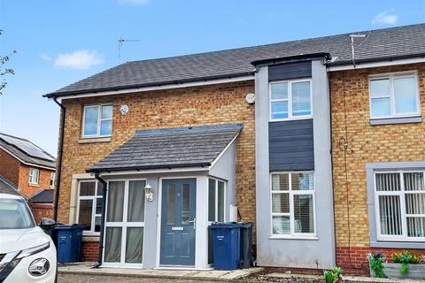 2 bed property, in Snowberry Grove, £149,500