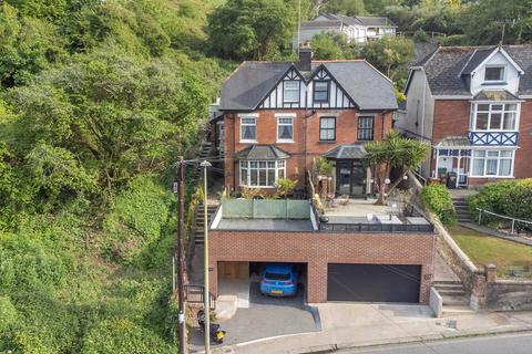 4 bed property, in Victoria Road, £650,000