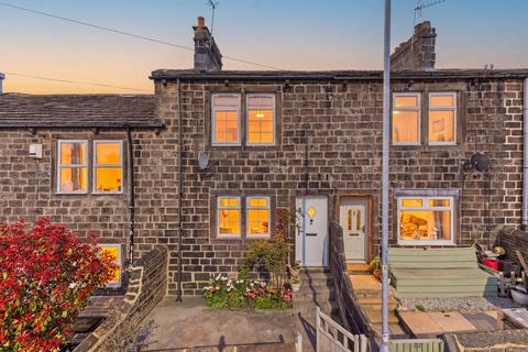 2 bed property, in Canada Road, £240,000