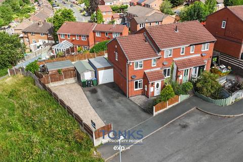 2 bed property, in St. James Avenue, £210,000
