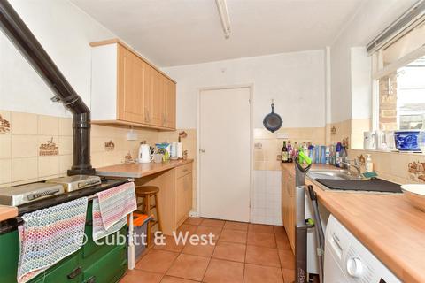 3 bed property, in London Road, £400,000