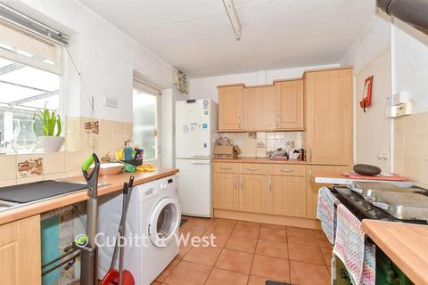 3 bed property, in London Road, £325,000