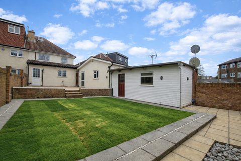 4 bed property, in Pembroke Road, £699,950