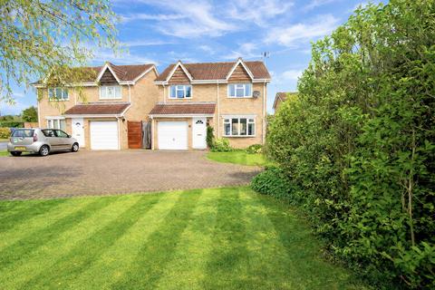 4 bed property, in Trendlewood Way, £475,000