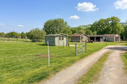 2 bed property, in Easton Hill, £500,000