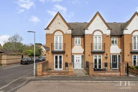 3 bed property, in Landseer Close, £475,000