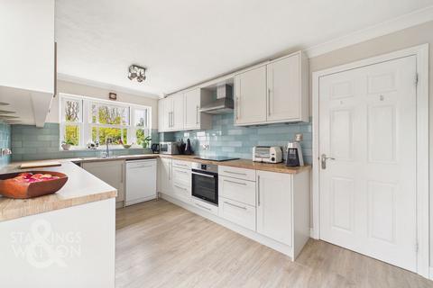 4 bed property, in Station Road, £400,000