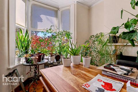 2 bed property, in Clifton Road, £475,000