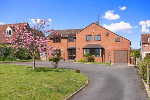 6 bed property, in Atch Lench Road, £700,000