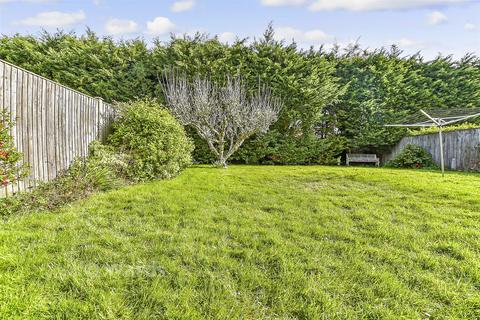 4 bed property, in Southgate Road, £400,000