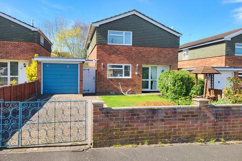 3 bed property, in Shepherds Close, £390,000