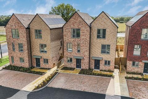 4 bed property, in Isaacs Lane, £450,000