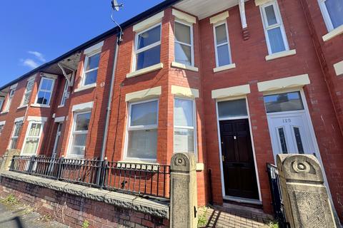 2 bed property, in Parkfield Street, £210,000
