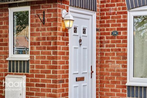 2 bed property, in Blessing Way, £350,000